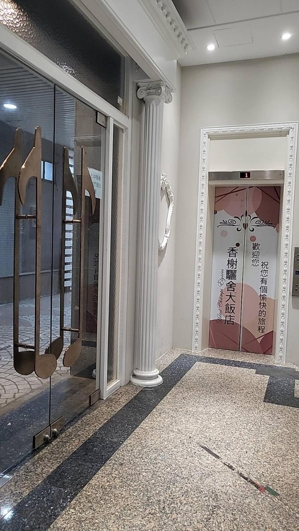 Hotel Champs Elysees Taichung Buitenkant foto