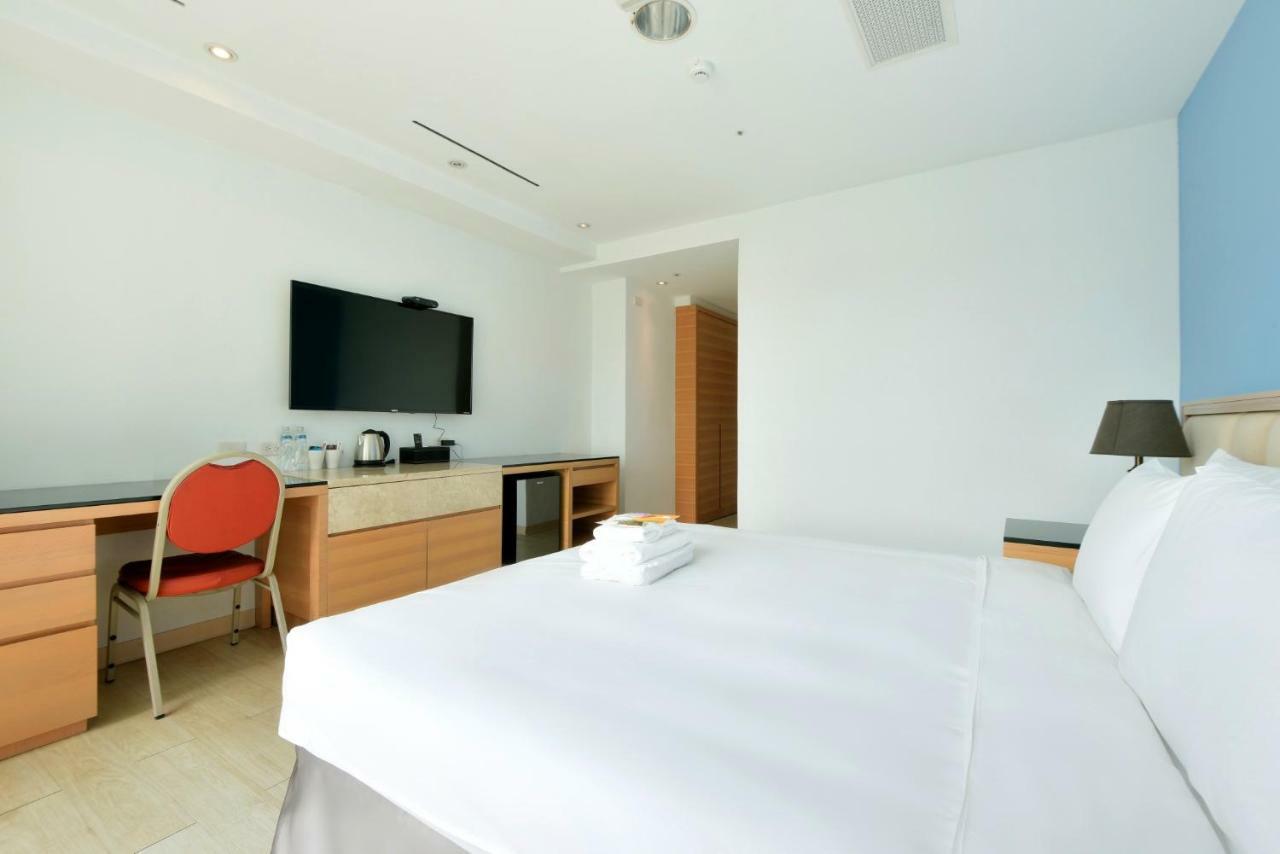 Hotel Champs Elysees Taichung Buitenkant foto