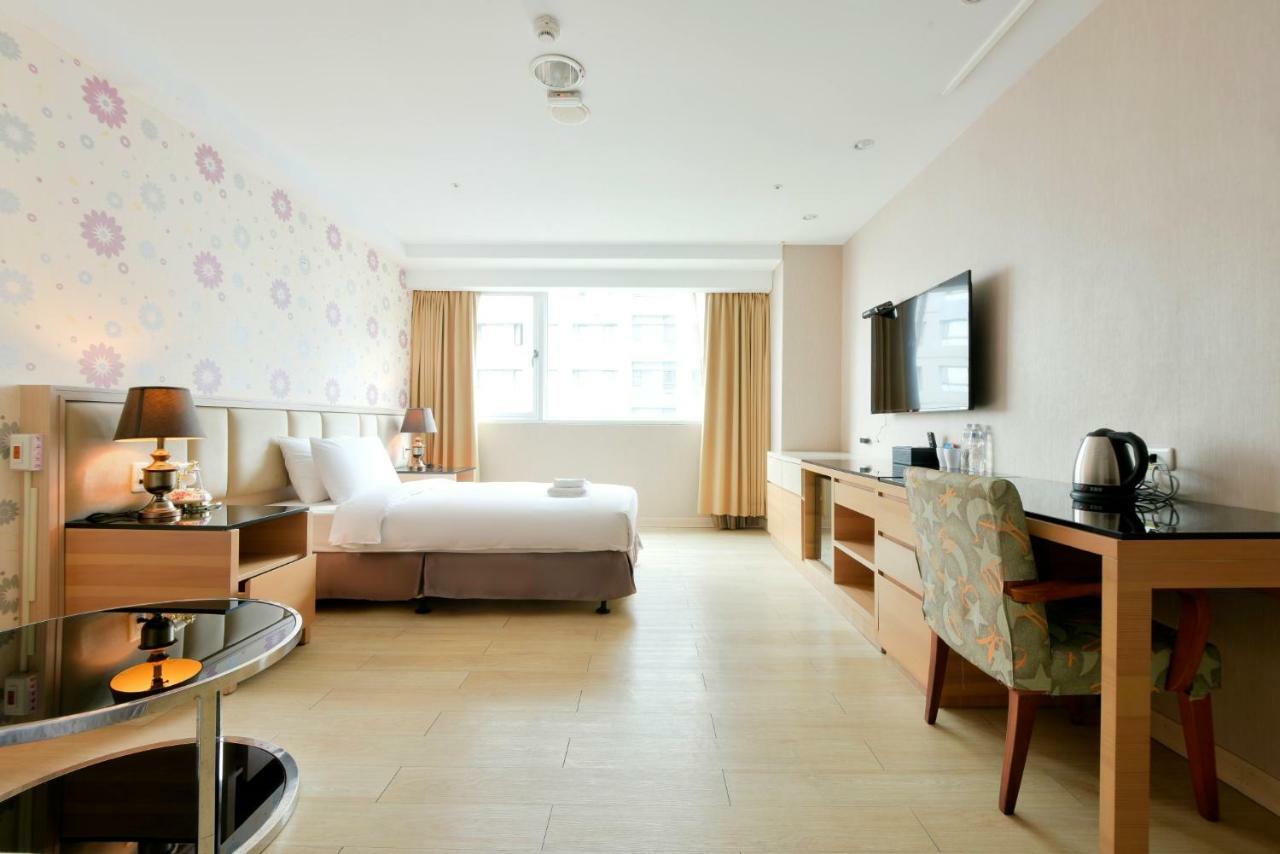 Hotel Champs Elysees Taichung Buitenkant foto